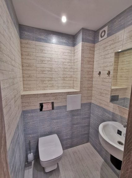 Ниша из плитки в туалете в новостройке