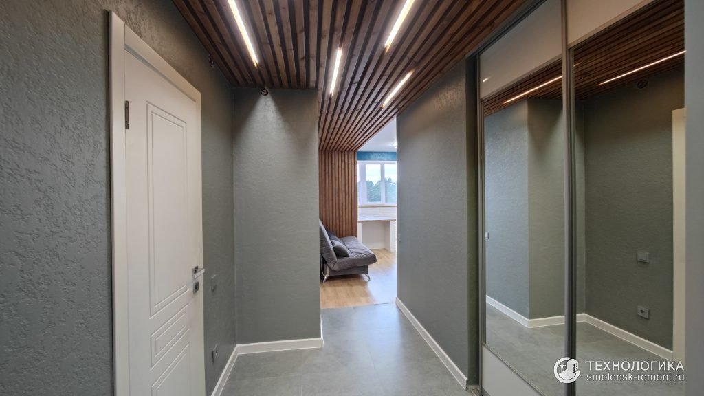 Дизайнерский ремонт квартиры-студии в Красном Бору, зонирование рейками