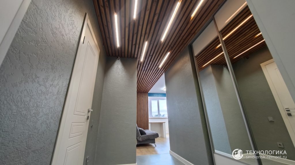 Дизайнерский ремонт квартиры-студии в Красном Бору, реечный потолок в смоленске