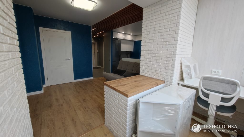 Дизайнерский ремонт квартиры-студии в Красном Бору, объединение лоджии